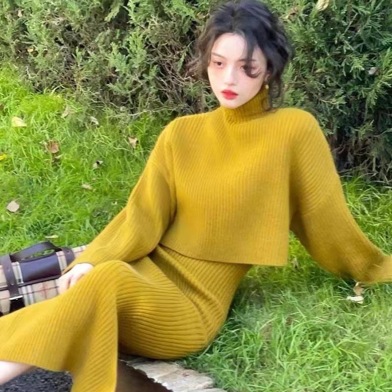 Женское зимнее длинное облегающее платье-свитер из 2 комплектов жёлтый
Женское зимнее длинное облегающее платье-свитер из 2 комплектов жёлтый