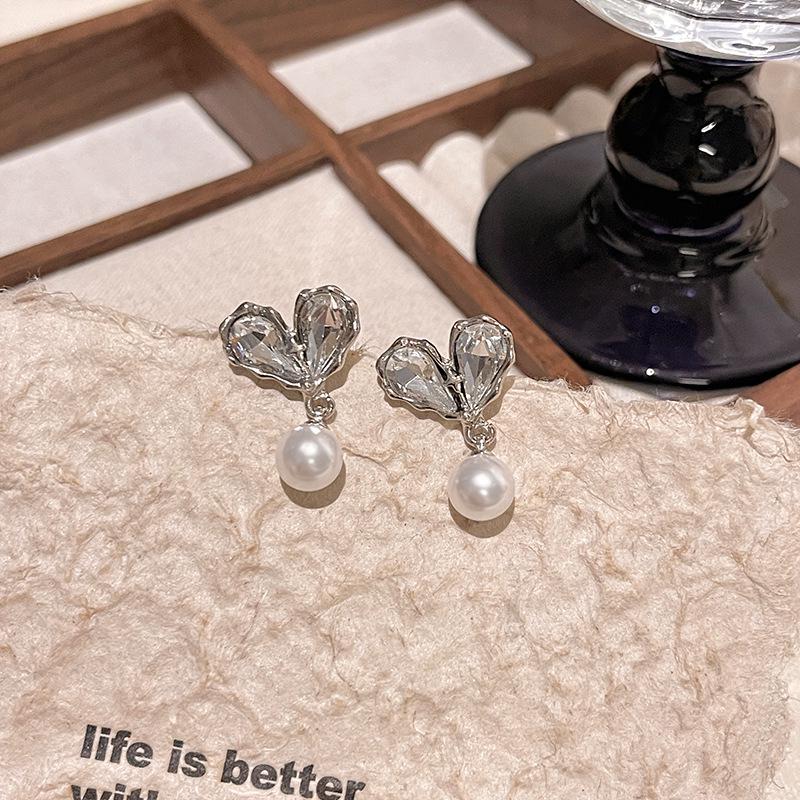 Элегантные женские серьги с жемчугом в форме персикового сердца из серебра 925 пробы — современный дизайн, универсальность и изысканность.
Элегантные женские серьги с жемчугом в форме персикового сердца из серебра 925 пробы — современный дизайн, универсальность и изысканность.