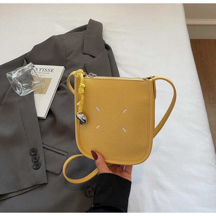 2025 summer new Korean version simple fashion bucket high value bag fashion commuter women casual messenger bag
2025 summer new Korean version simple fashion bucket high value bag fashion commuter women casual messenger bag