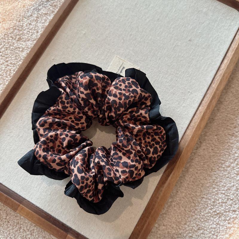 Ретро набор аксессуаров для волос с леопардовым принтом: Резинка-скранчи, Повязка на голову, Зажим-краб - Осенне-зимняя коллекция
Ретро набор аксессуаров для волос с леопардовым принтом: Резинка-скранчи, Повязка на голову, Зажим-краб - Осенне-зимняя коллекция