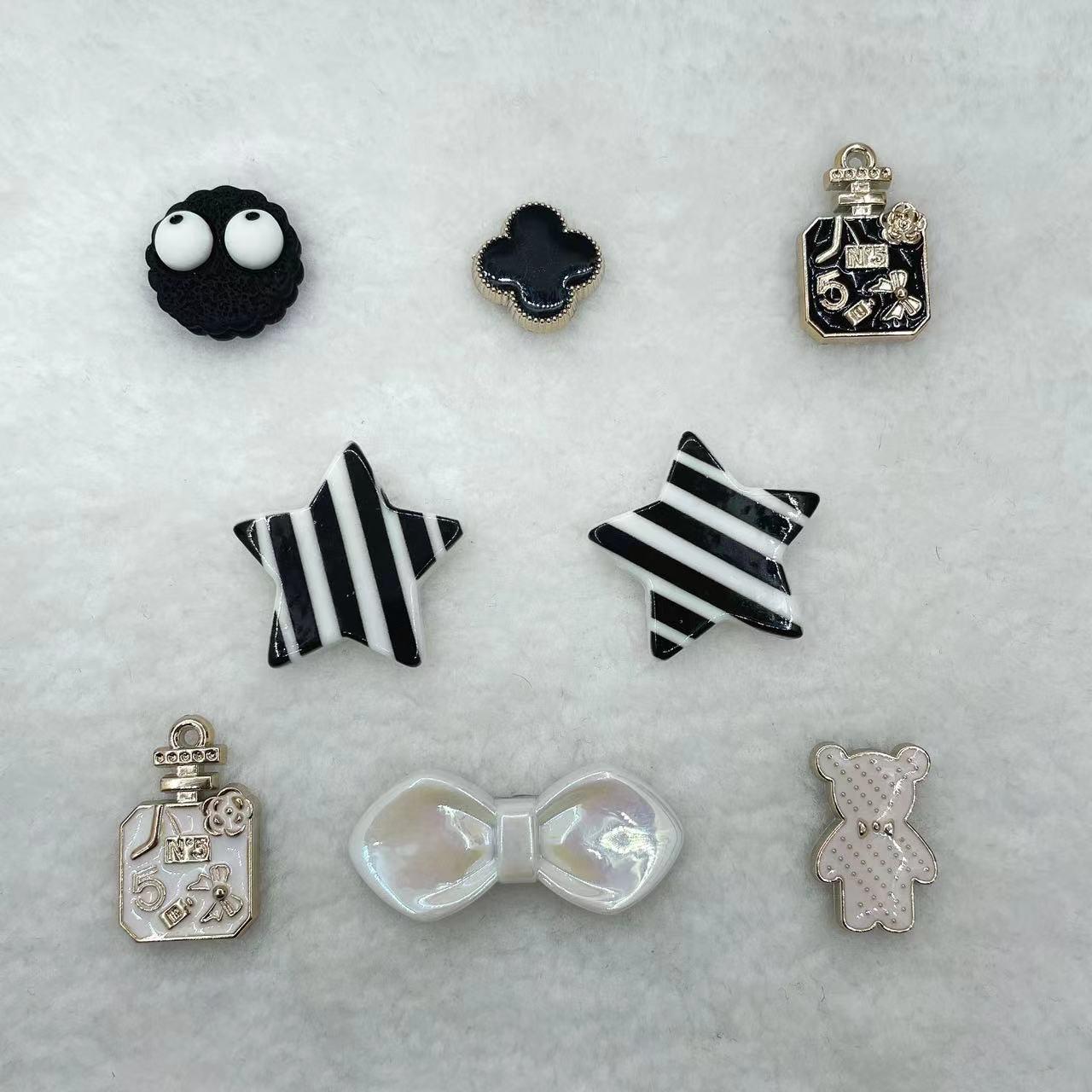 Трендовое плюшевое украшение-помпон для клогов - Съемные аксессуары из смолы для обувной пряжки Without shoes
Трендовое плюшевое украшение-помпон для клогов - Съемные аксессуары из смолы для обувной пряжки Without shoes