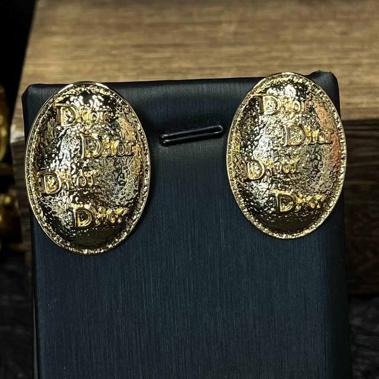 Позолоченные овальные серьги с кованой текстурой, ретро-дизайн
Позолоченные овальные серьги с кованой текстурой, ретро-дизайн