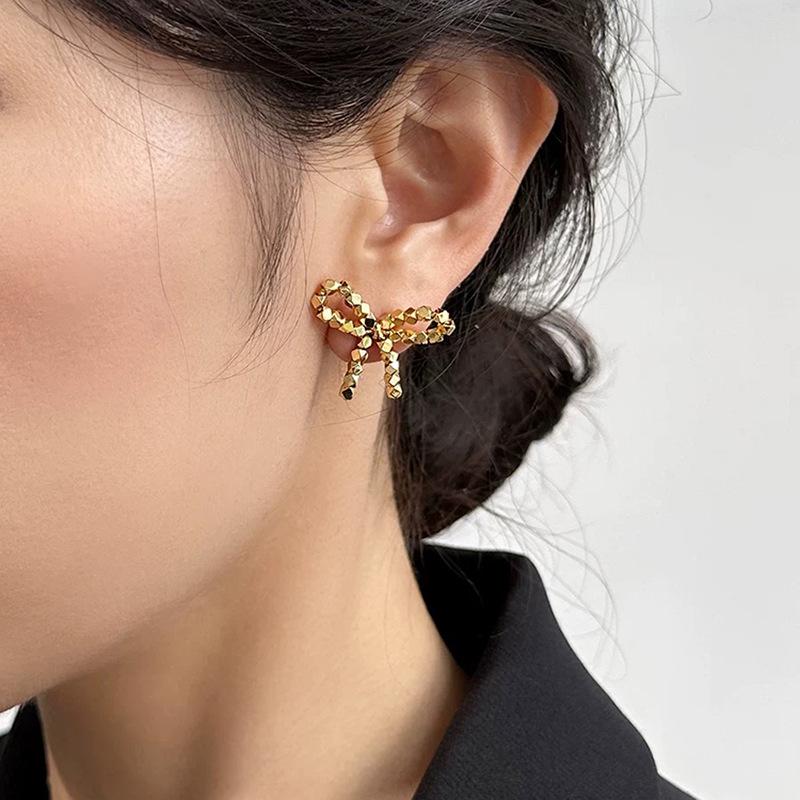 K gold high-end broken silver bow without earrings, unique temperament, niche mosquito coil disc earrings
K gold high-end broken silver bow without earrings, unique temperament, niche mosquito coil disc earrings