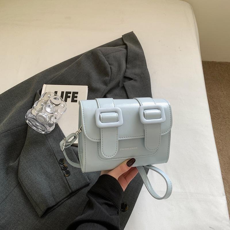 Маленькая сумка женская летняя универсальная новая модная на плечо сумка-мессенджер повседневная Кембриджская маленькая квадратная сумка синий
Маленькая сумка женская летняя универсальная новая модная на плечо сумка-мессенджер повседневная Кембриджская маленькая квадратная сумка синий