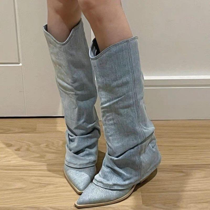 Модные синие джинсовые сапоги-догрудники Pleats для женщин 2024 года, осенние ковбойские сапоги на толстом каблуке с острым носком, женские длинные сапоги в стиле вестерн
Модные синие джинсовые сапоги-догрудники Pleats для женщин 2024 года, осенние ковбойские сапоги на толстом каблуке с острым носком, женские длинные сапоги в стиле вестерн