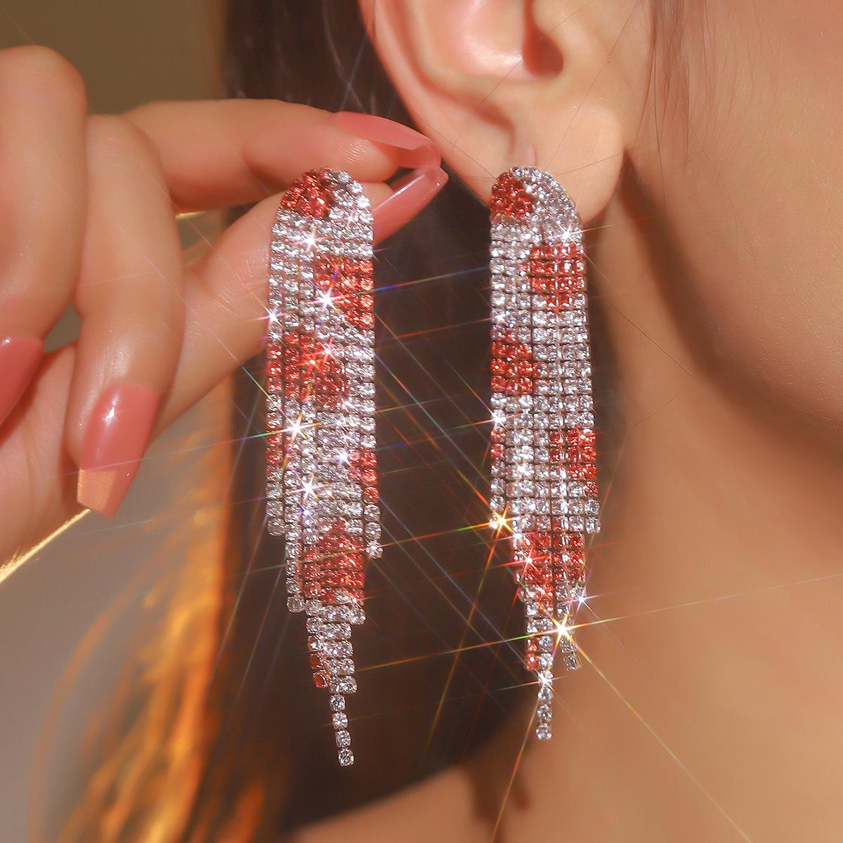 High-end luxury rhinestone tassel clip-on earrings, non-pierced elegant studs.
High-end luxury rhinestone tassel clip-on earrings, non-pierced elegant studs.