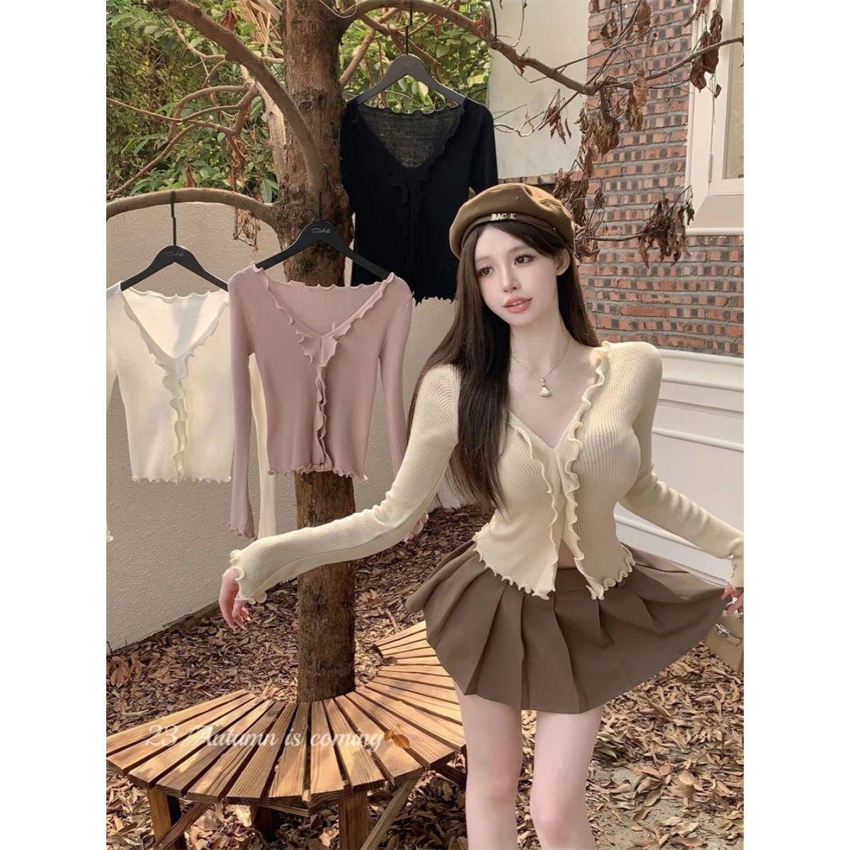 Autumn Pure Desire V-Neck Ruffle Trim Knitted Sweater for Women - Slim Fit, Long-Sleeve, Short Style One Size
Autumn Pure Desire V-Neck Ruffle Trim Knitted Sweater for Women - Slim Fit, Long-Sleeve, Short Style One Size