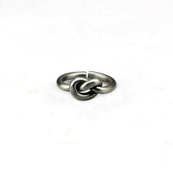 Korean Minimalist Interlocking Knot Ring - Versatile Titanium Steel Jewelry for Men and Women Size 6
Korean Minimalist Interlocking Knot Ring - Versatile Titanium Steel Jewelry for Men and Women Size 6