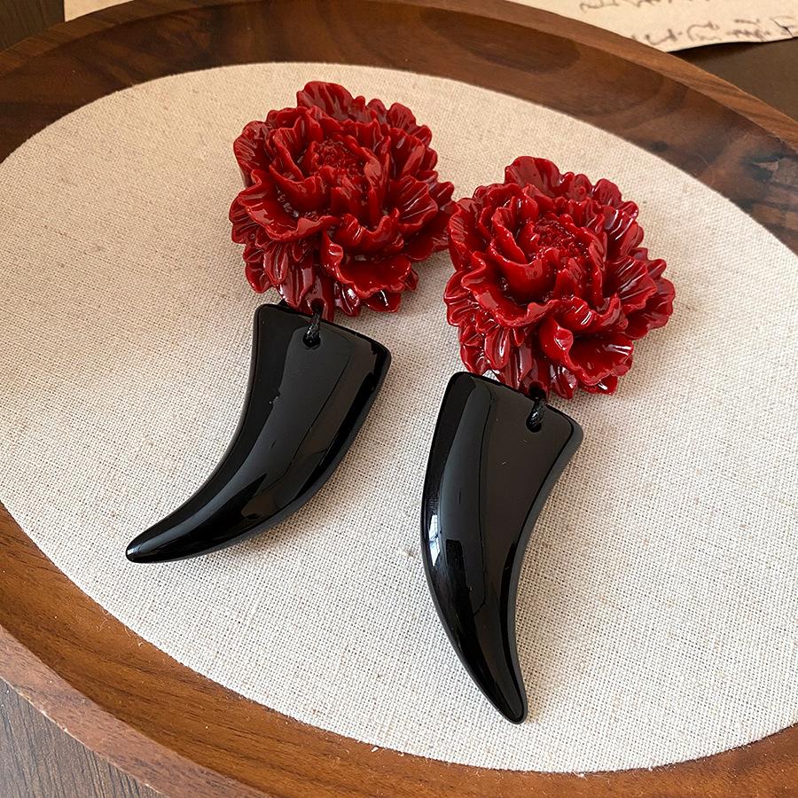 Silver needle resin flower horn exaggerated pendant earrings new Chinese style elegant stud earrings niche high-end earrings
Silver needle resin flower horn exaggerated pendant earrings new Chinese style elegant stud earrings niche high-end earrings