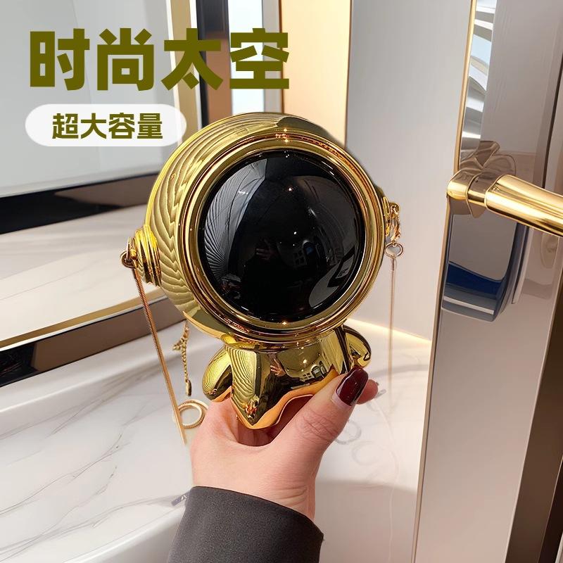 Personality funny acrylic astronaut bag women 2025 new fashion astronaut chain dinner bag белый
Personality funny acrylic astronaut bag women 2025 new fashion astronaut chain dinner bag белый