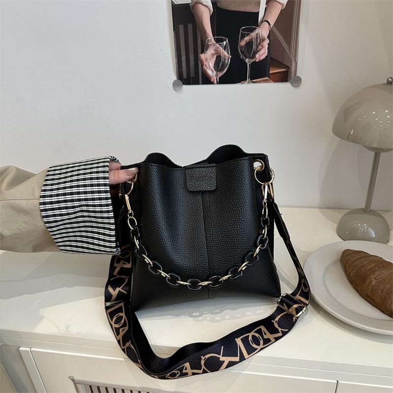 Niche design sense versatile new bucket bag women s autumn and winter advanced texture commuting temperament lightweight messenger bag чорний
Niche design sense versatile new bucket bag women s autumn and winter advanced texture commuting temperament lightweight messenger bag чорний