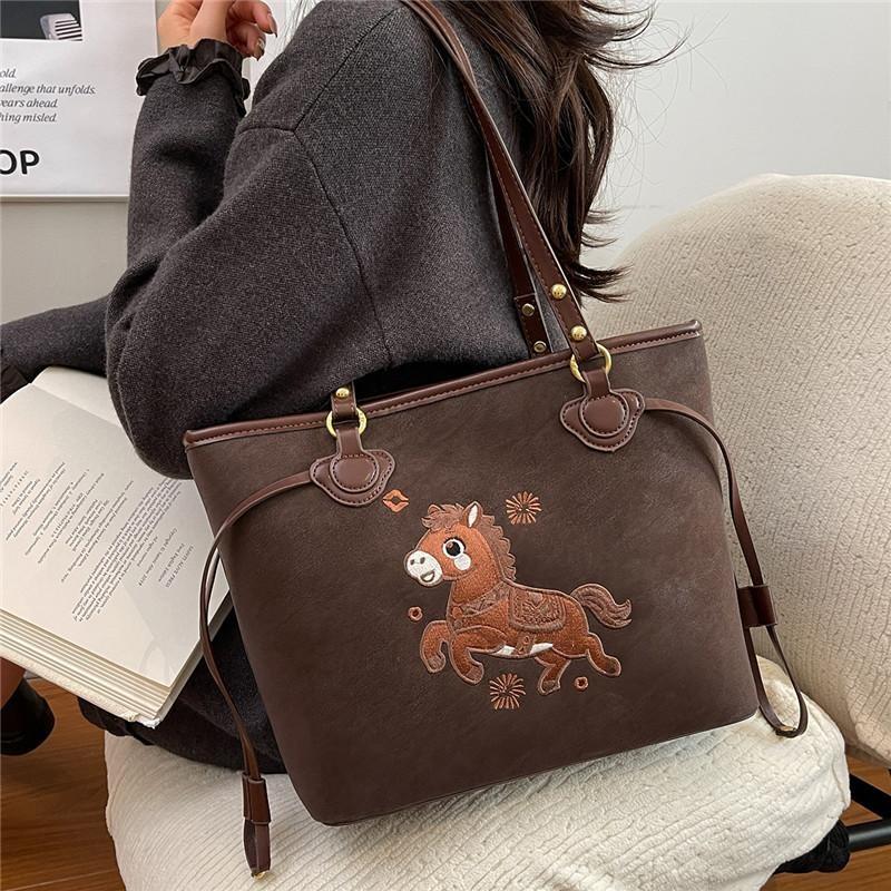 Retro Embroidered Tote Bag Ladies Large Capacity Casual Commuter Single Shoulder Bags For Women Fashionable Shopping Handbag кавовий
Retro Embroidered Tote Bag Ladies Large Capacity Casual Commuter Single Shoulder Bags For Women Fashionable Shopping Handbag кавовий