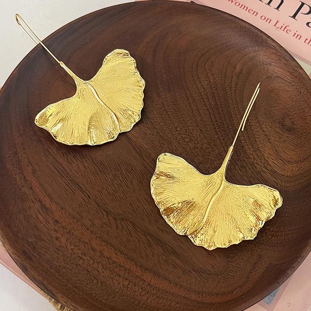 Ginkgo Leaf Texture Pendant Earrings: Bold European & American Fashion Statement for Women
Ginkgo Leaf Texture Pendant Earrings: Bold European & American Fashion Statement for Women