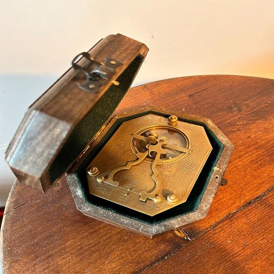 Солнечные часы и компас в викторианском стиле с маятником
Солнечные часы и компас в викторианском стиле с маятником