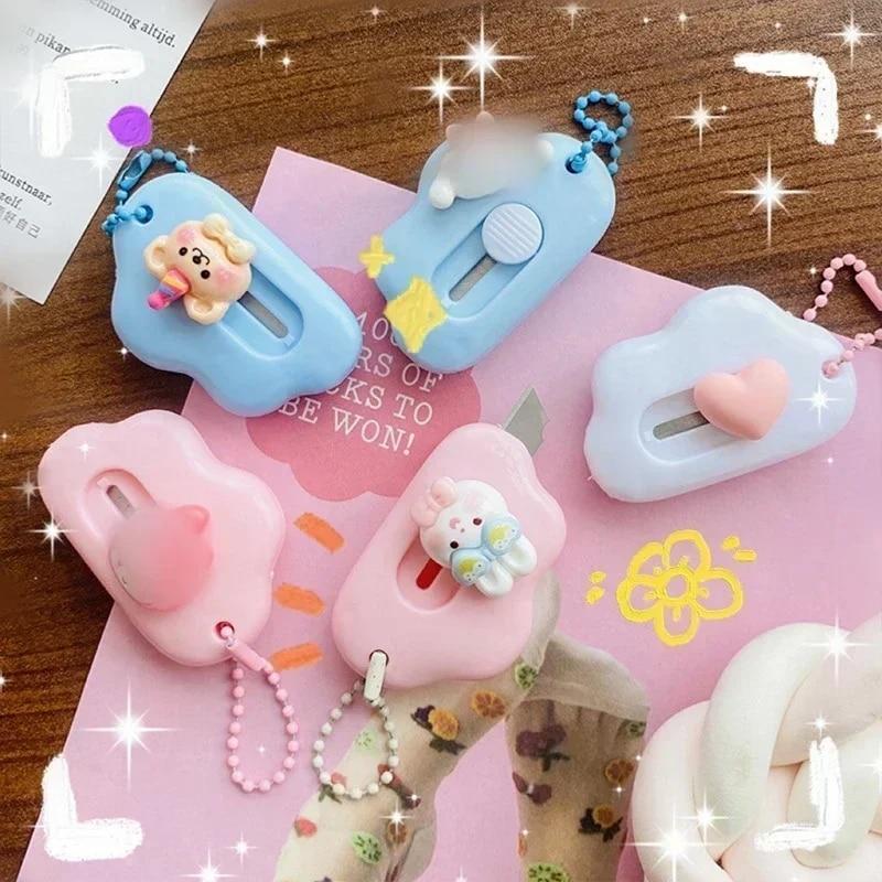 Мини-мультяшный универсальный нож с подвеской Kawaii, резак для бумаги, небольшой портативный резак для коробок для студентов, безопасный складной нож для студентов
Мини-мультяшный универсальный нож с подвеской Kawaii, резак для бумаги, небольшой портативный резак для коробок для студентов, безопасный складной нож для студентов
