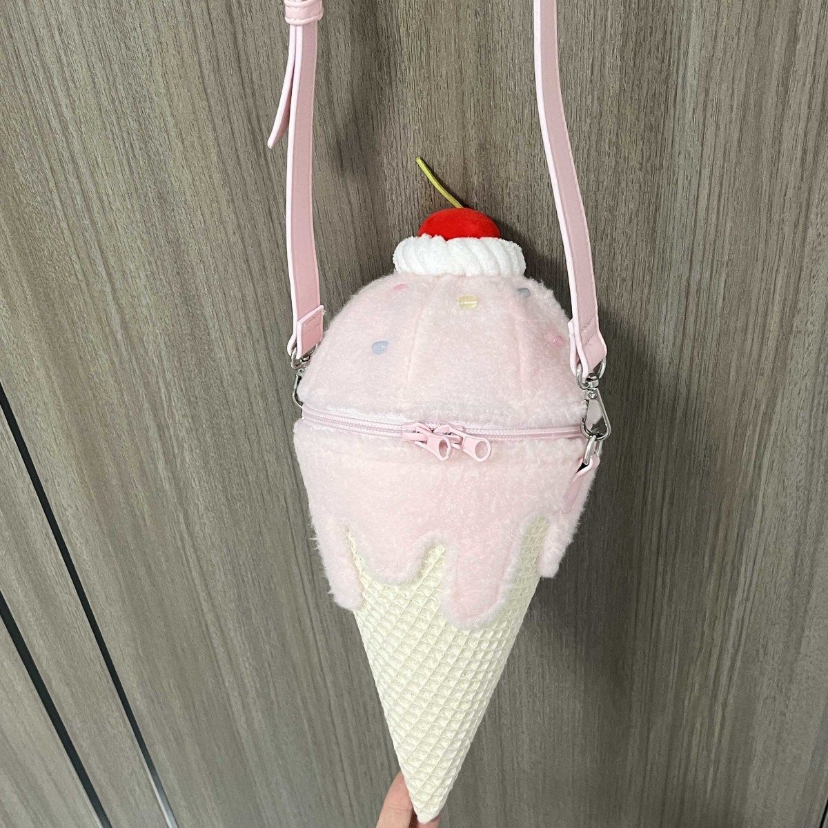 JIAERDI Japanese Kawaii Fluffy Ice Cream Shoulder Bag Women Lolita Sweet Cute Crossbody Purse Lightweight Ladies Petite Chic 13x31x13cm розовый
JIAERDI Japanese Kawaii Fluffy Ice Cream Shoulder Bag Women Lolita Sweet Cute Crossbody Purse Lightweight Ladies Petite Chic 13x31x13cm розовый