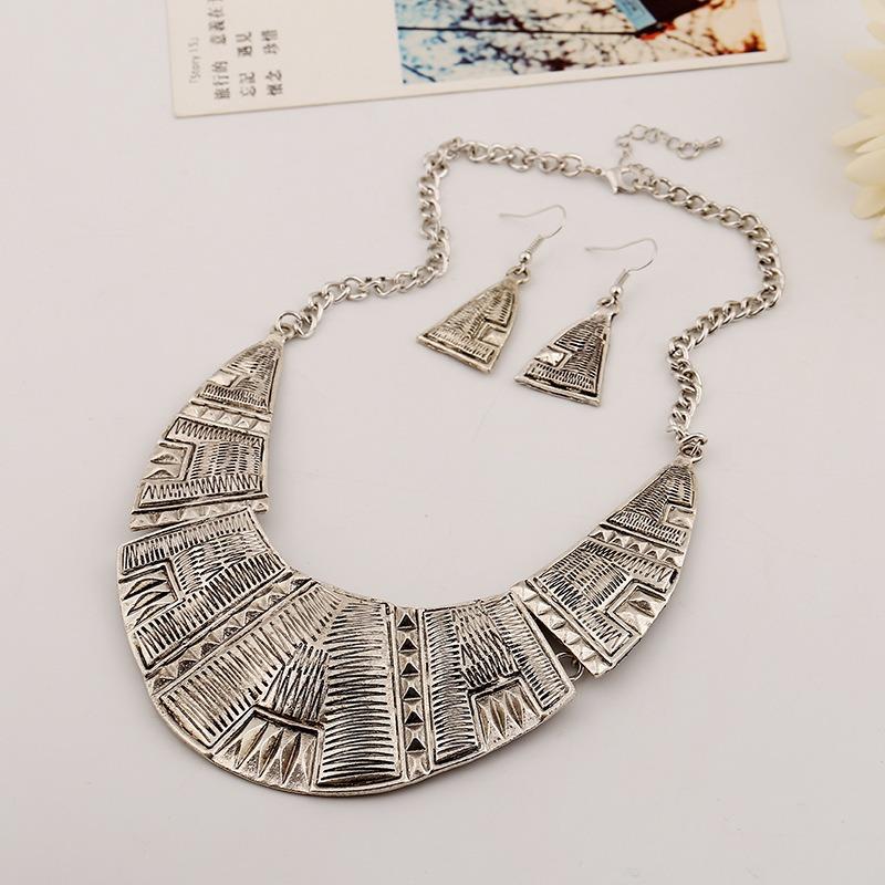 Преувеличенная текстурированная ключичная цепочка
Преувеличенная текстурированная ключичная цепочка