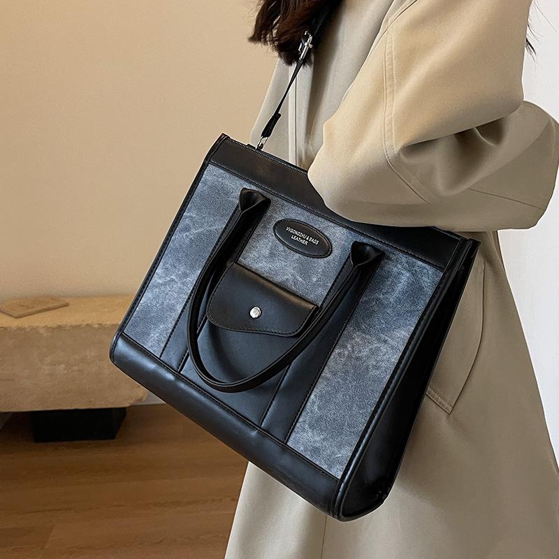 Large capacity bag women s 2025 new fashion versatile shoulder messenger bag texture portable class tote bag
Large capacity bag women s 2025 new fashion versatile shoulder messenger bag texture portable class tote bag