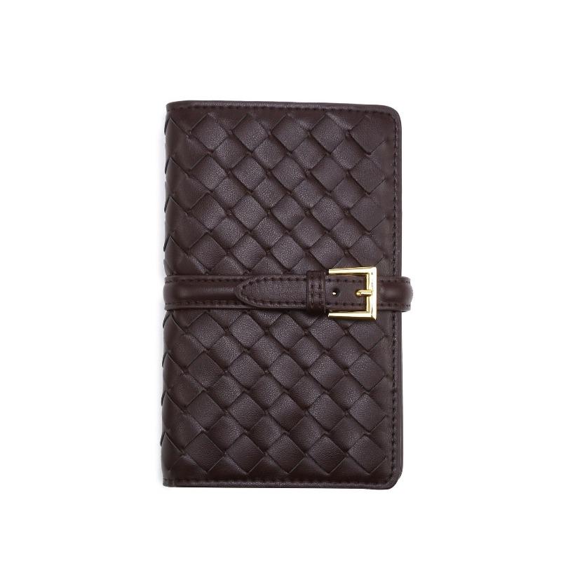 Hot Sale Hand Knitted Passport Book Multifunctional Business ID Card Bag Premium Knitted Bag Wallet 16.8*2*10.5CM темно-коричневого кольору
Hot Sale Hand Knitted Passport Book Multifunctional Business ID Card Bag Premium Knitted Bag Wallet 16.8*2*10.5CM темно-коричневого кольору