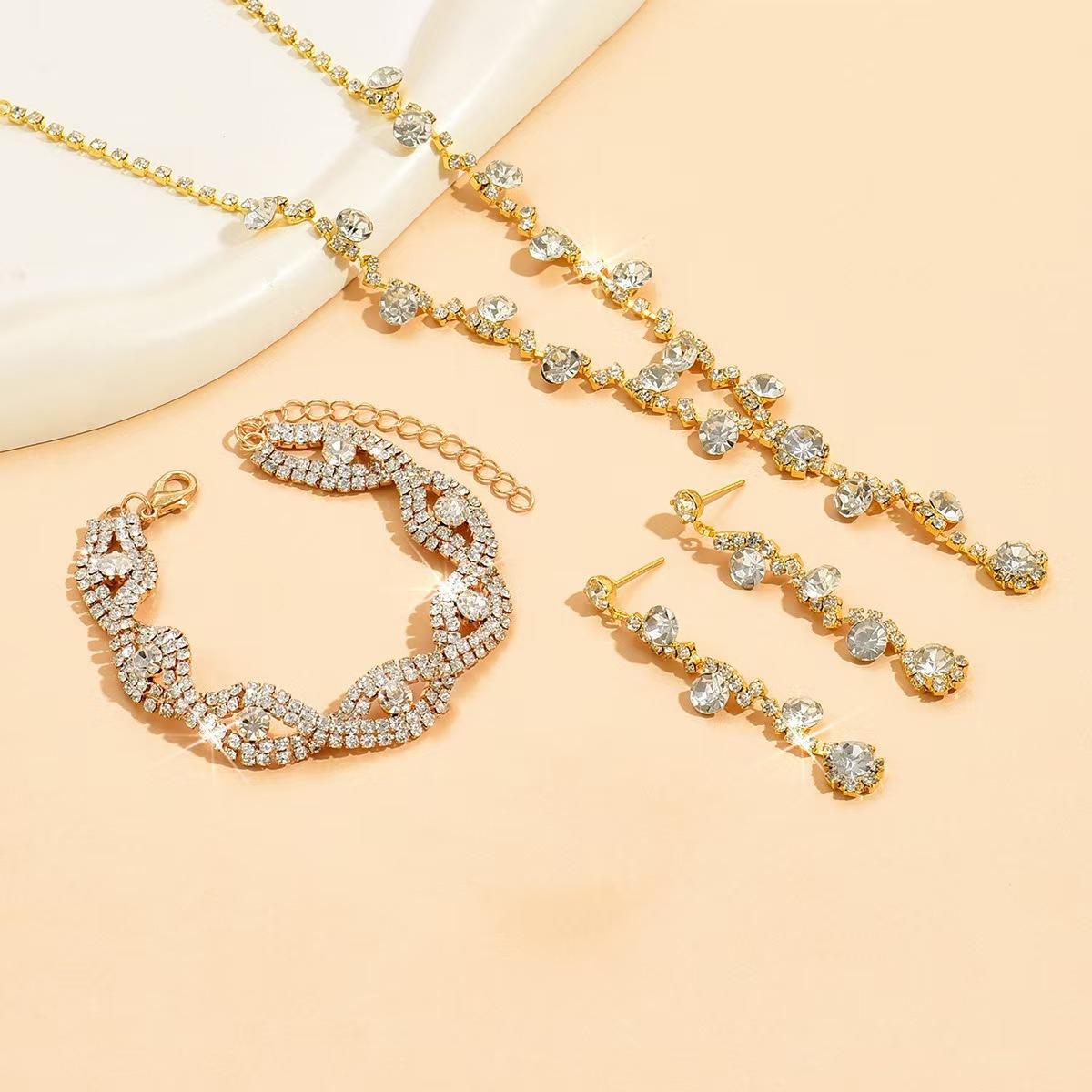 Full Diamond Delicate Claw Chain Necklace Light Luxury Earrings Bracelet Three-piece Set Water Drop Necklace Dinner Accessories
Full Diamond Delicate Claw Chain Necklace Light Luxury Earrings Bracelet Three-piece Set Water Drop Necklace Dinner Accessories