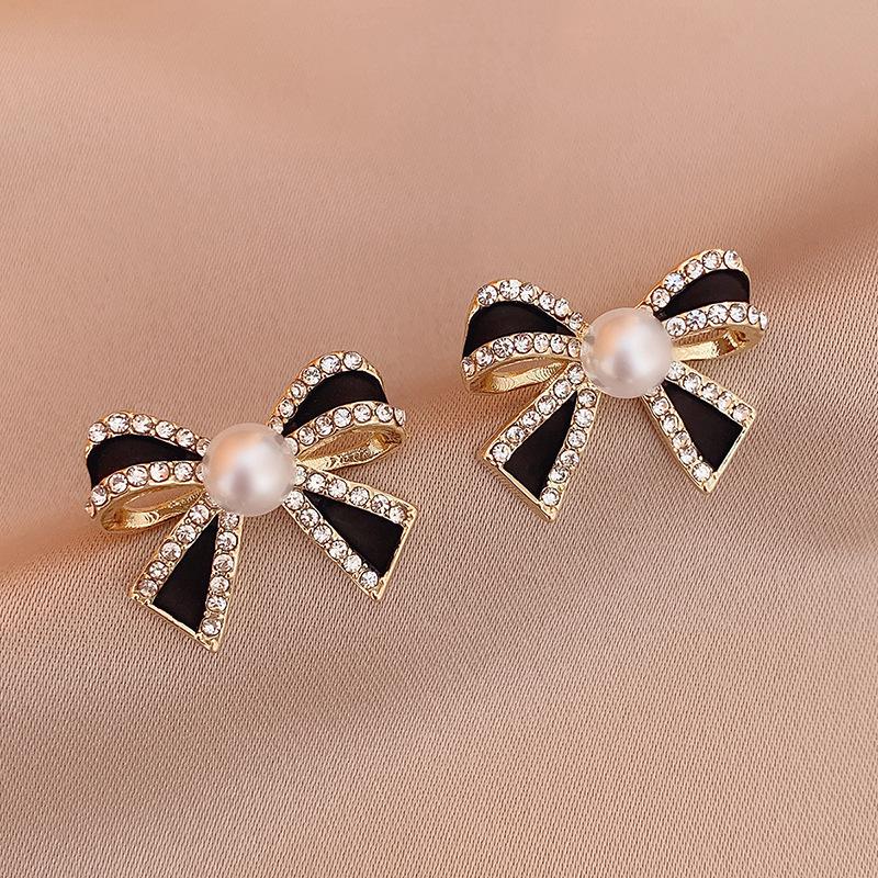 Silver Needle Retro Rhinestone Pearl Bow Stud Earrings - Elegantly Simple, Small, Advanced Sense for Women
Silver Needle Retro Rhinestone Pearl Bow Stud Earrings - Elegantly Simple, Small, Advanced Sense for Women