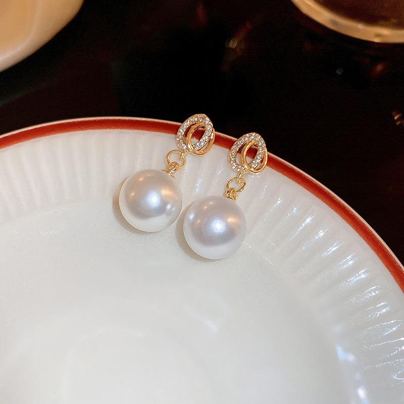 Круглые геометрические серьги с жемчугом Модные нишевые универсальные серьги Французские простые премиальные серьги Женские
Круглые геометрические серьги с жемчугом Модные нишевые универсальные серьги Французские простые премиальные серьги Женские