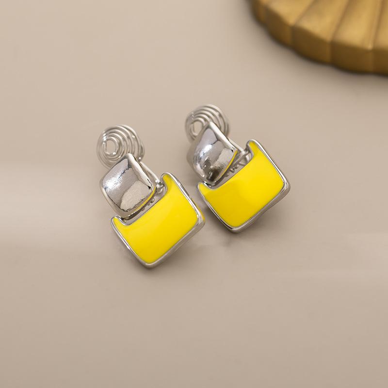 Simple Oil-dripping Square Mosquito Coil Ear Clip Without Holes
Simple Oil-dripping Square Mosquito Coil Ear Clip Without Holes