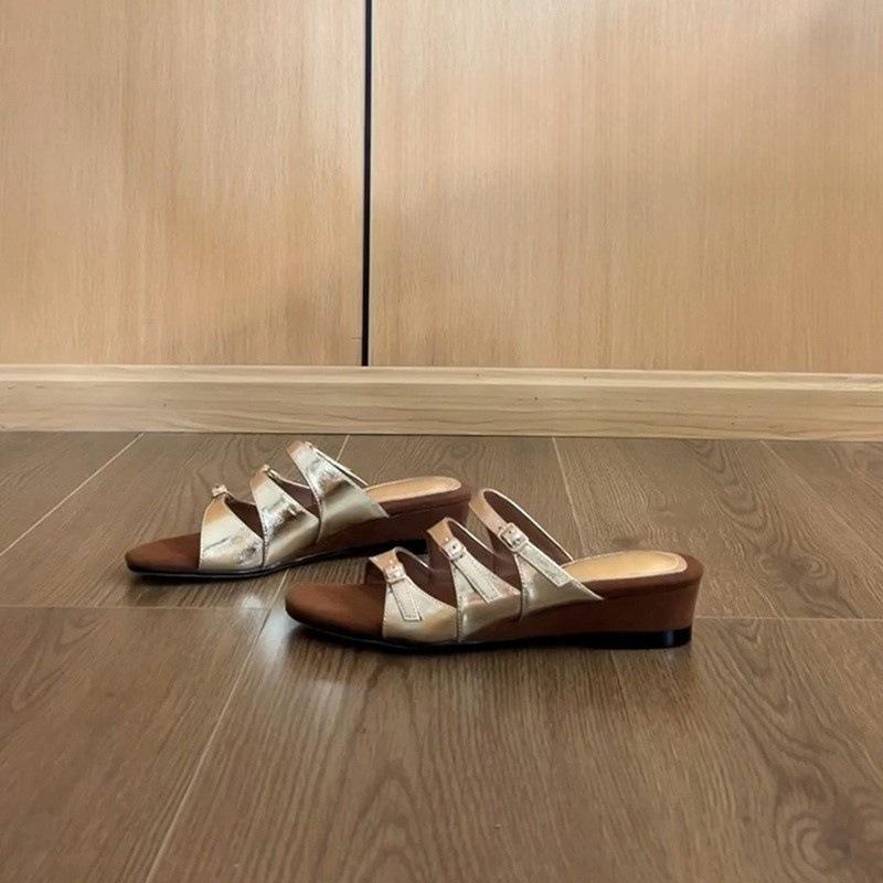 Slippers women s wear fashion and high-end sense silver wedge heel sandals 40 серебряный
Slippers women s wear fashion and high-end sense silver wedge heel sandals 40 серебряный