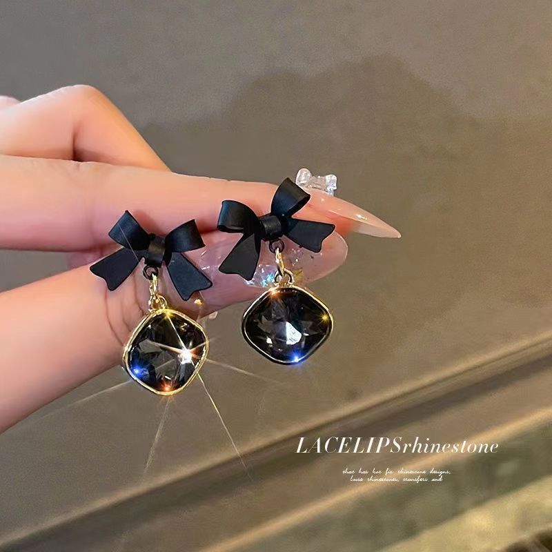 Серьги с цирконом из серебра 925 пробы с черной бабочкой для женщин, висячие серьги с квадратными кристаллами
Серьги с цирконом из серебра 925 пробы с черной бабочкой для женщин, висячие серьги с квадратными кристаллами