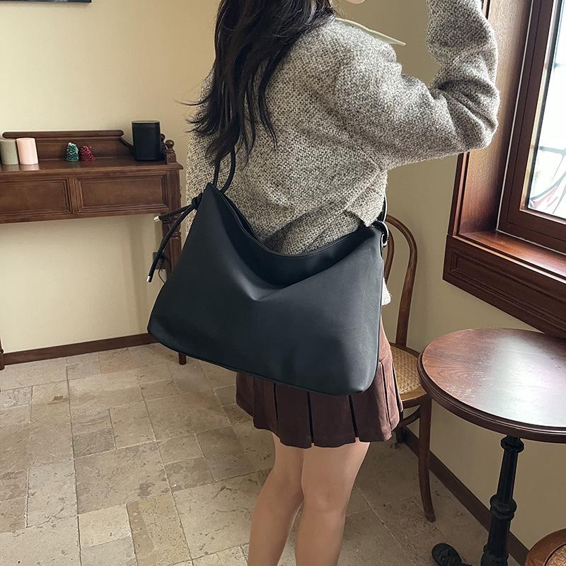 2025 new autumn and winter retro matte large-capacity simple tote bag high-end fashion casual shoulder messenger bag 36*28*12 темно-коричневого
2025 new autumn and winter retro matte large-capacity simple tote bag high-end fashion casual shoulder messenger bag 36*28*12 темно-коричневого