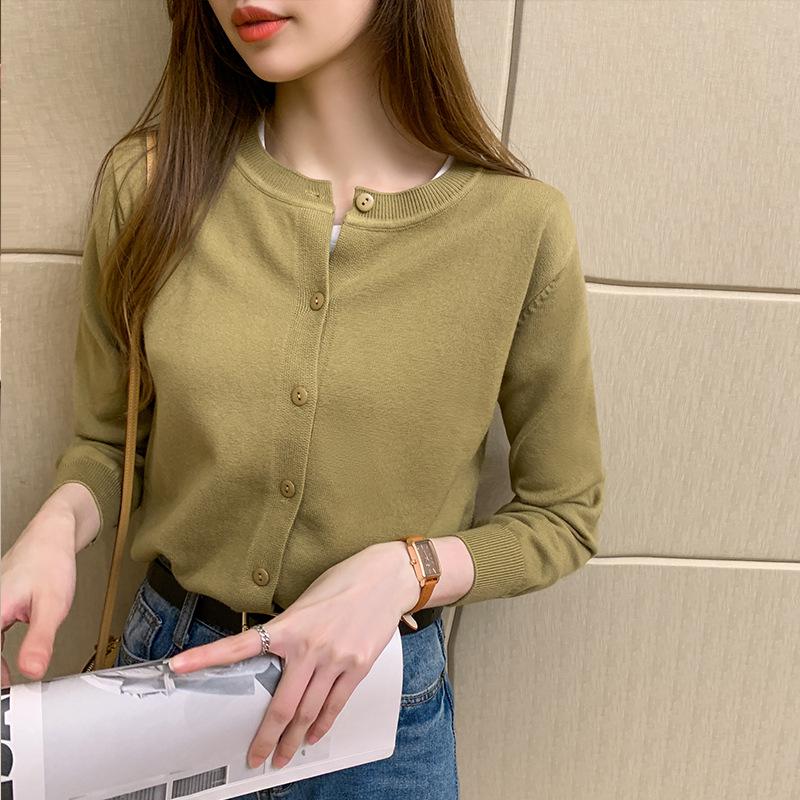 Women s Slim Fit V-Neck Cardigan: Round Neck, Long Sleeve, Light Knitwear for Spring, Summer, Autumn, Sun Protection Shawl, Solid Color Top. One size (80-125 jin)
Women s Slim Fit V-Neck Cardigan: Round Neck, Long Sleeve, Light Knitwear for Spring, Summer, Autumn, Sun Protection Shawl, Solid Color Top. One size (80-125 jin)
