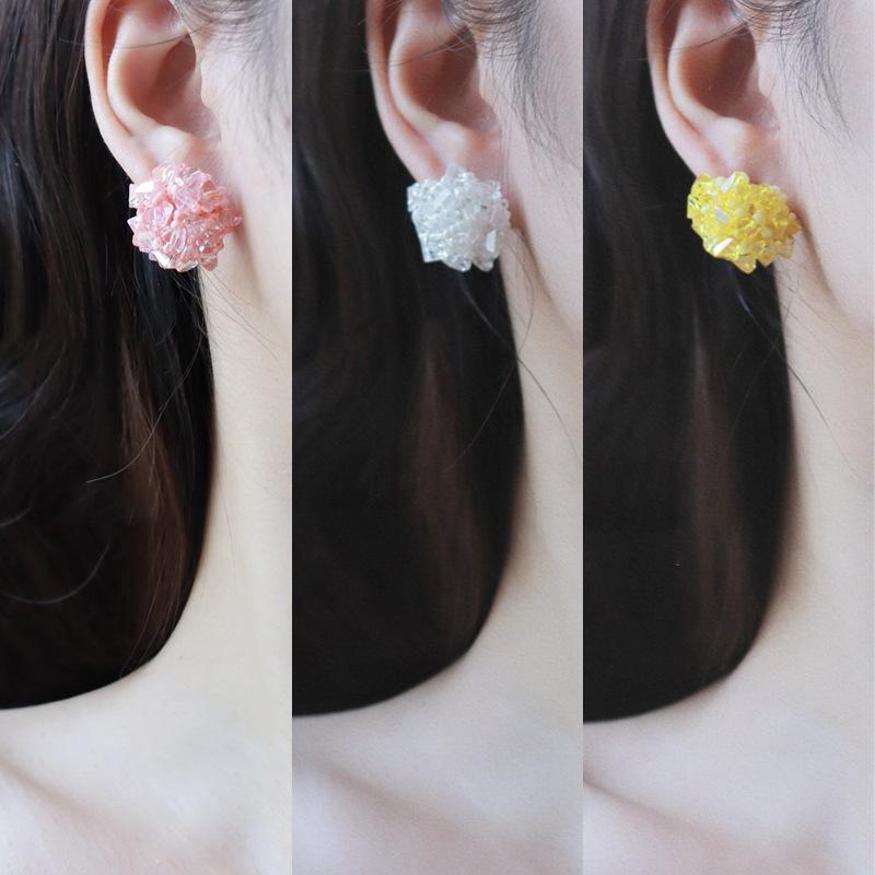 Glass beads, rice beads, hydrangea flower clusters, round stud earrings, fashionable and simple, versatile earrings, niche high-end earrings.
Glass beads, rice beads, hydrangea flower clusters, round stud earrings, fashionable and simple, versatile earrings, niche high-end earrings.
