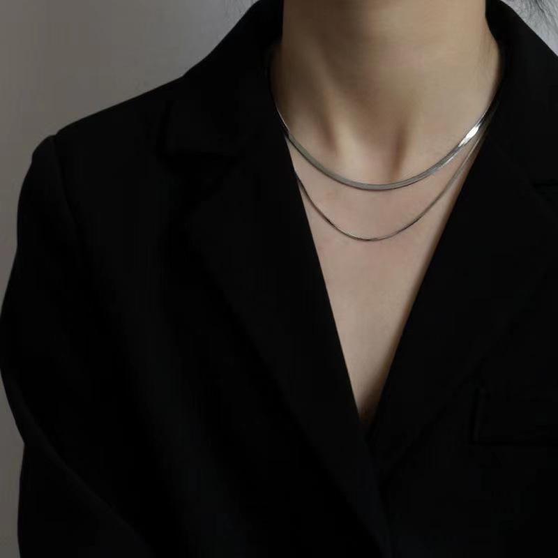 Minimalist Double-Layered Snake Chain Necklace - Hip Hop Trend, European & American Style, Short Clavicle Chain for Women
Minimalist Double-Layered Snake Chain Necklace - Hip Hop Trend, European & American Style, Short Clavicle Chain for Women