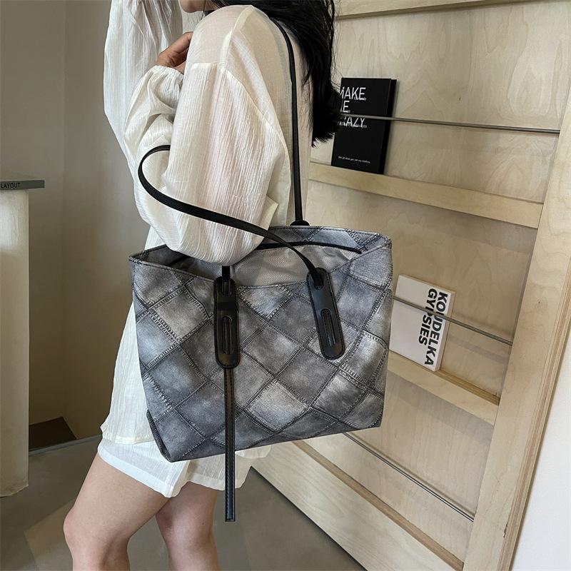 Большая вместительная сумка для поездок на работу, женская, 2024, новая корейская версия, модная сумка-тоут, высококачественная сумка через плечо с иностранным эффектом чёрный
Большая вместительная сумка для поездок на работу, женская, 2024, новая корейская версия, модная сумка-тоут, высококачественная сумка через плечо с иностранным эффектом чёрный