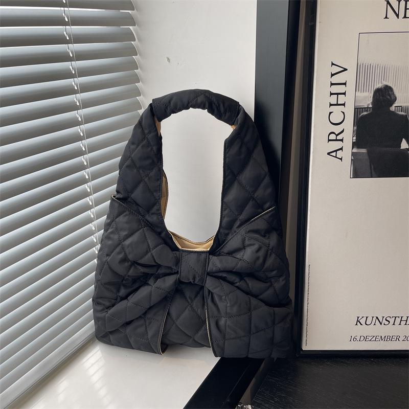 Women s Trendy Diamond Lattice Embroidered Cotton-Padded Tote Bag: Large Capacity Single Shoulder Fashion Handbag чорний
Women s Trendy Diamond Lattice Embroidered Cotton-Padded Tote Bag: Large Capacity Single Shoulder Fashion Handbag чорний