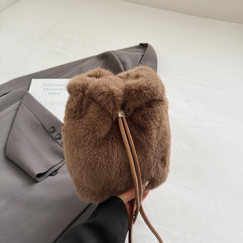 2025 autumn new bucket bag high value women s shoulder crossbody simple casual chain fashion cute plush bag
2025 autumn new bucket bag high value women s shoulder crossbody simple casual chain fashion cute plush bag