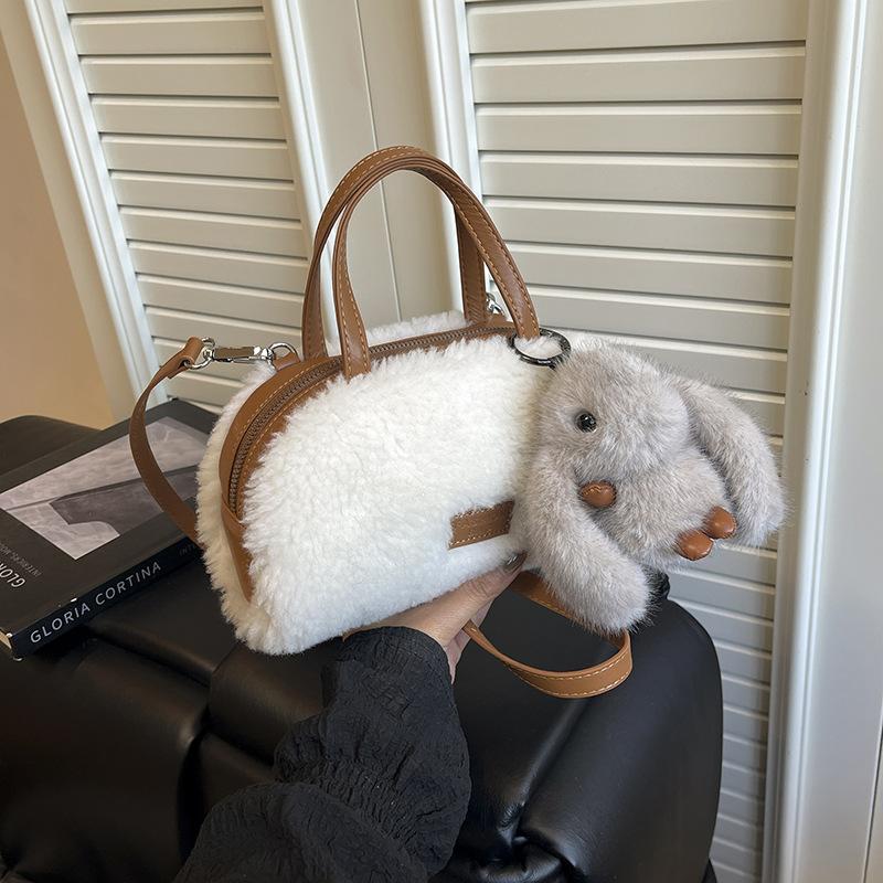 New Comfortable and Versatile Top-Handle Bags Women Fluffy Crossbody Bags Korean Fashi Winter Texture Simple Storage Bags белый
New Comfortable and Versatile Top-Handle Bags Women Fluffy Crossbody Bags Korean Fashi Winter Texture Simple Storage Bags белый