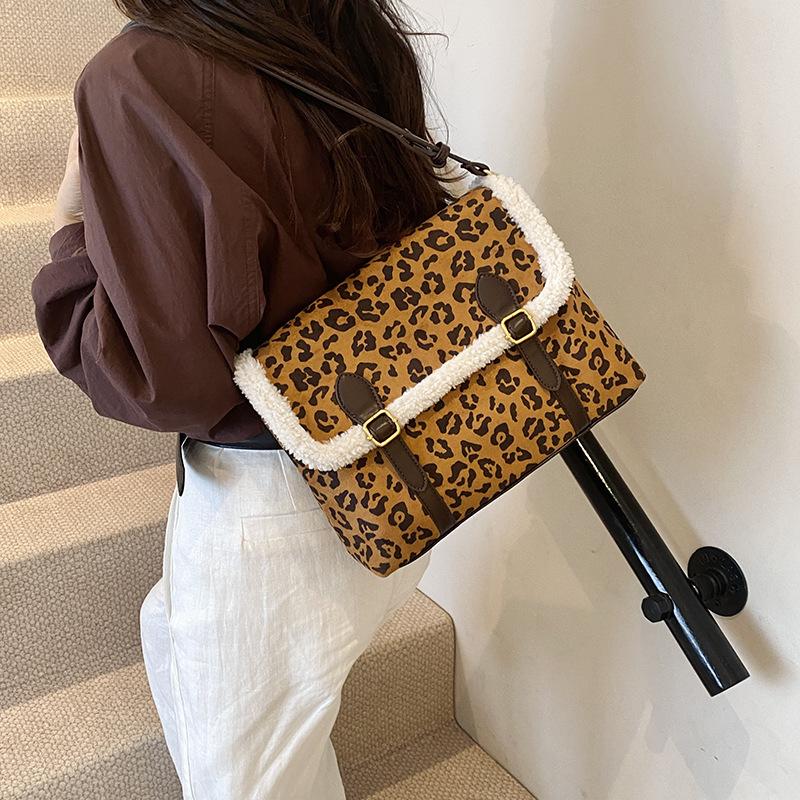 Premium autumn and winter lamb wool bag women s 2025 new trendy shoulder bag niche leopard print messenger bag 31.5*10*25 коричневий
Premium autumn and winter lamb wool bag women s 2025 new trendy shoulder bag niche leopard print messenger bag 31.5*10*25 коричневий
