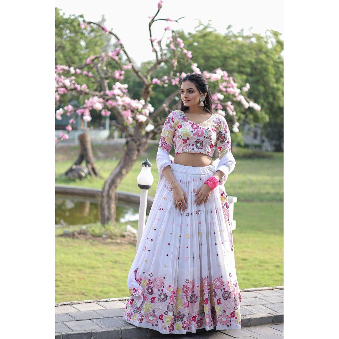 Новая привлекательная и сильно вышитая лехенга с блузкой и дупаттой. (чоли) 
Новая привлекательная и сильно вышитая лехенга с блузкой и дупаттой. (чоли)