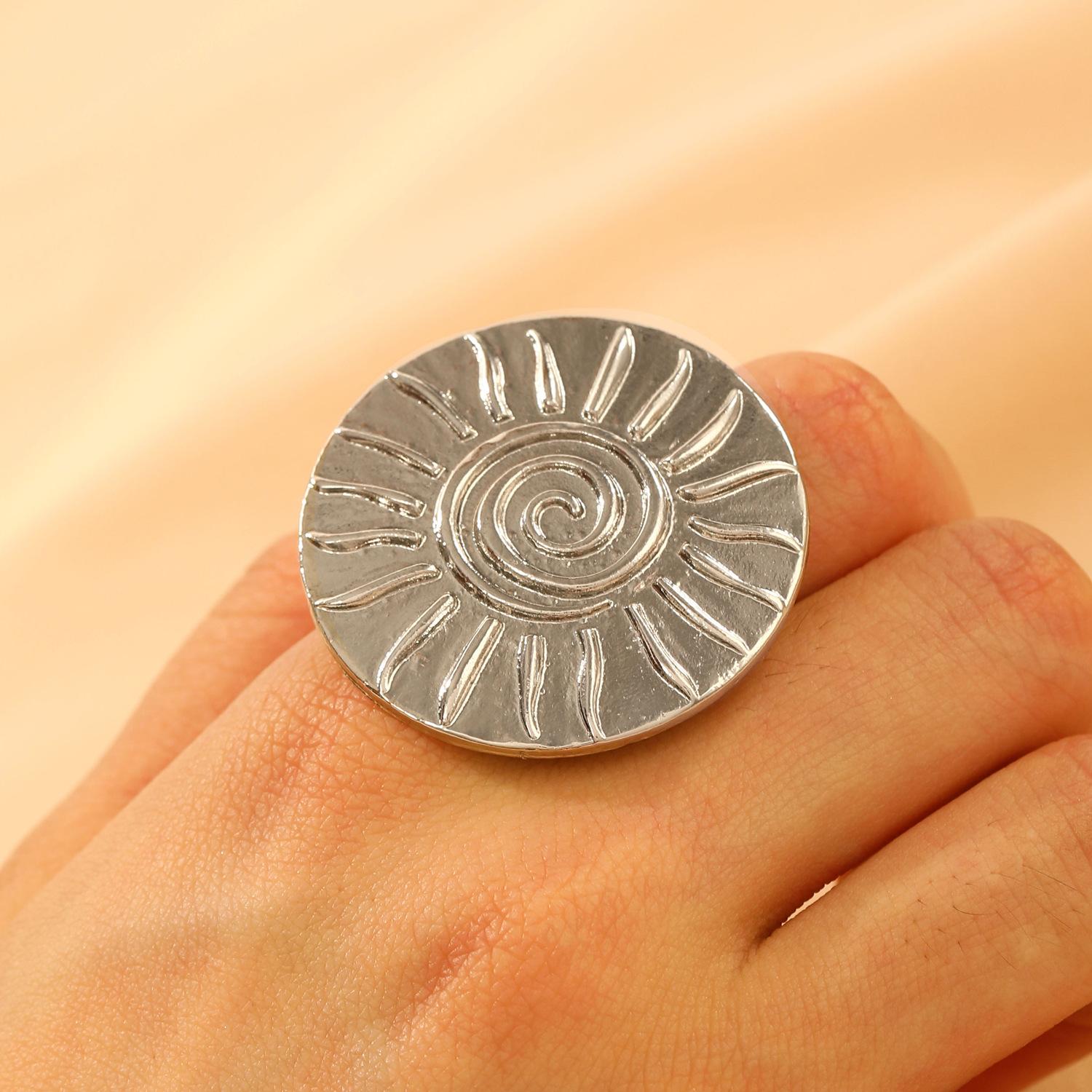 Высококачественное 2026 преувеличенное панк открытое кольцо женское нишевое ретро геометрическое неправильной формы полой текстуры кольцо на указательный палец
Высококачественное 2026 преувеличенное панк открытое кольцо женское нишевое ретро геометрическое неправильной формы полой текстуры кольцо на указательный палец