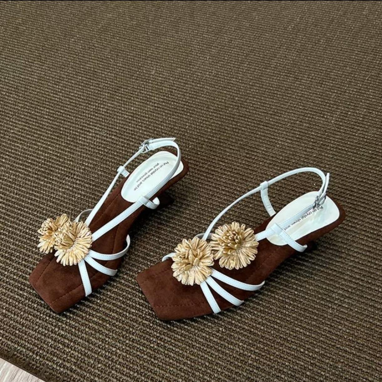 Версия из овчины~ 2025 лето новинка европейские и американские цветочная отделка необычный каблук крутые шлепанцы металлический каблук женские шлепанцы 35
Версия из овчины~ 2025 лето новинка европейские и американские цветочная отделка необычный каблук крутые шлепанцы металлический каблук женские шлепанцы 35