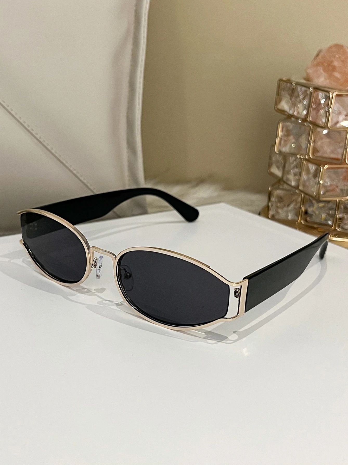 Retro European And American Style Oval Frame Color Block Fashion Glasses for Street Photography Simple And Elegant Design чорний
Retro European And American Style Oval Frame Color Block Fashion Glasses for Street Photography Simple And Elegant Design чорний