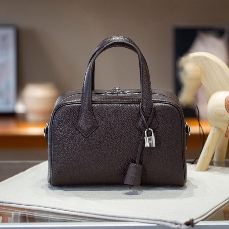 2026 New Genuine Leather Women s Bag Head Layer 27cm Victoria Small Casual Large Capacity Handheld Diagonal Cross 27x17.5x11.5CM эбеновый
2026 New Genuine Leather Women s Bag Head Layer 27cm Victoria Small Casual Large Capacity Handheld Diagonal Cross 27x17.5x11.5CM эбеновый