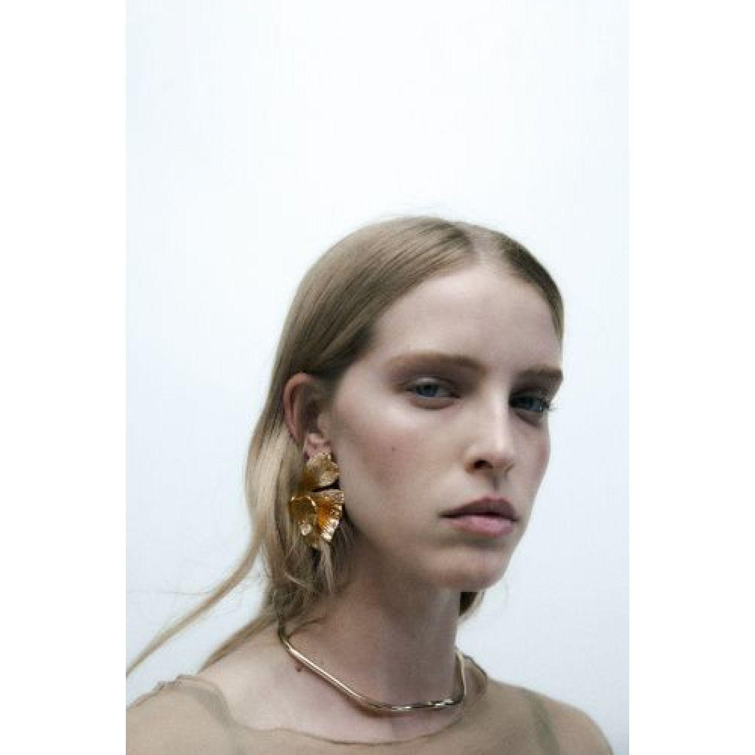 LEAF EARRINGS
LEAF EARRINGS