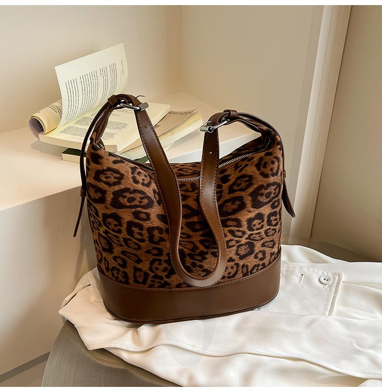 Retro texture bag Women s messenger bag Fashion niche shoulder bag Large capacity versatile bucket bag цветной печати леопарда
Retro texture bag Women s messenger bag Fashion niche shoulder bag Large capacity versatile bucket bag цветной печати леопарда