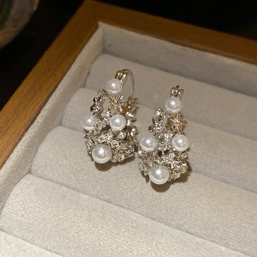 Diamond-encrusted pearl hollow flower basket fashion ear buckle personalized design earrings light luxury high-end temperament earrings
Diamond-encrusted pearl hollow flower basket fashion ear buckle personalized design earrings light luxury high-end temperament earrings