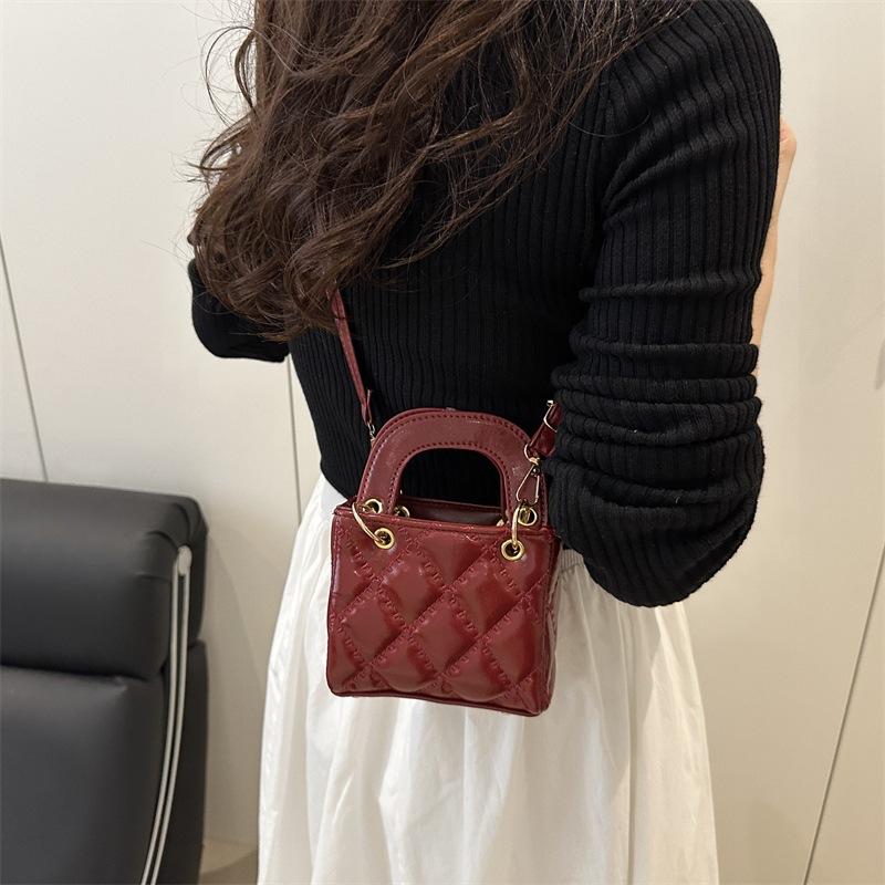 Fashion diamond portable small square bag women s bag 2025 summer new women s shoulder bag messenger bag чорний
Fashion diamond portable small square bag women s bag 2025 summer new women s shoulder bag messenger bag чорний
