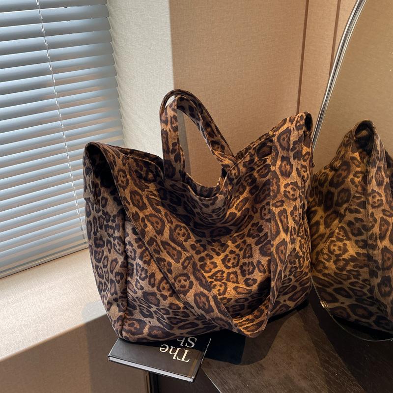 Trendy Leopard Print Tote Bag Large Capacity Shoulder Bag For Women Stylish Casual Zipper Handbag Versatile Daily Shopping Bag 47x15x33cm зелёный
Trendy Leopard Print Tote Bag Large Capacity Shoulder Bag For Women Stylish Casual Zipper Handbag Versatile Daily Shopping Bag 47x15x33cm зелёный