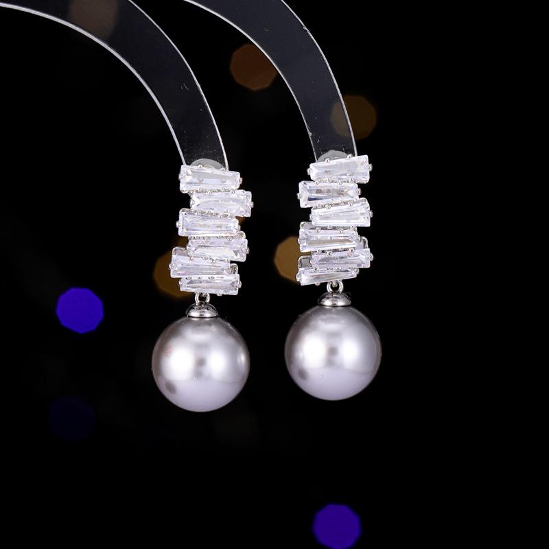 New Women s Light Luxury Fashion Design Temperament Zircon Inlaid Earrings Long Tassel Earrings Daily Accessories
New Women s Light Luxury Fashion Design Temperament Zircon Inlaid Earrings Long Tassel Earrings Daily Accessories