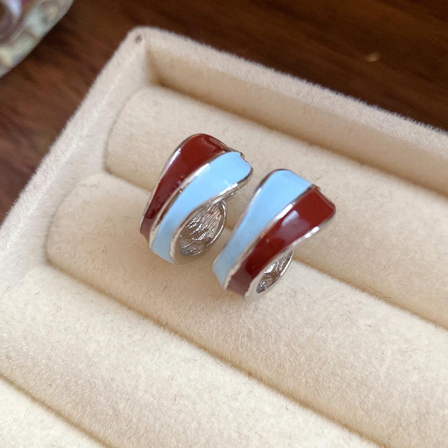 European and American retro oil drop round ear buckles ins simple fashion exquisite temperament earrings light luxury high-end earrings women
European and American retro oil drop round ear buckles ins simple fashion exquisite temperament earrings light luxury high-end earrings women